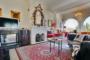 Televisio, takka, DVD-soitin, pöytätennispöytä