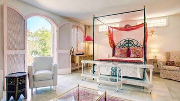 6 slaapkamers, een kluis op de kamer, een bureau