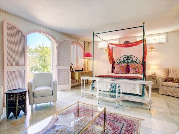 6 bedrooms, in-room safe, desk, iron/ironing board