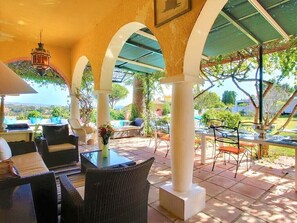 Terrace/patio - Luxury Sea View Villa, Hotel size pool, 2 minutes Puerto Banus, Heated Jacuzzi (Marbella)