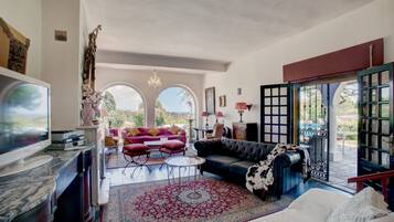 Een televisie, een open haard, een dvd-speler en een tafeltennistafel