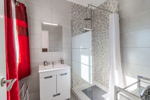 Bathtub, hair dryer, towels, soap - Beautiful, Private Family Villa with Great Pool and access to Beaches, Mountains (Monte Canelas, Nr Alvor, District of Portimão)