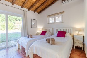 4 bedrooms, desk, iron/ironing board, free WiFi - Beautiful, Private Family Villa with Great Pool and access to Beaches, Mountains (Monte Canelas, Nr Alvor, District of Portimão)