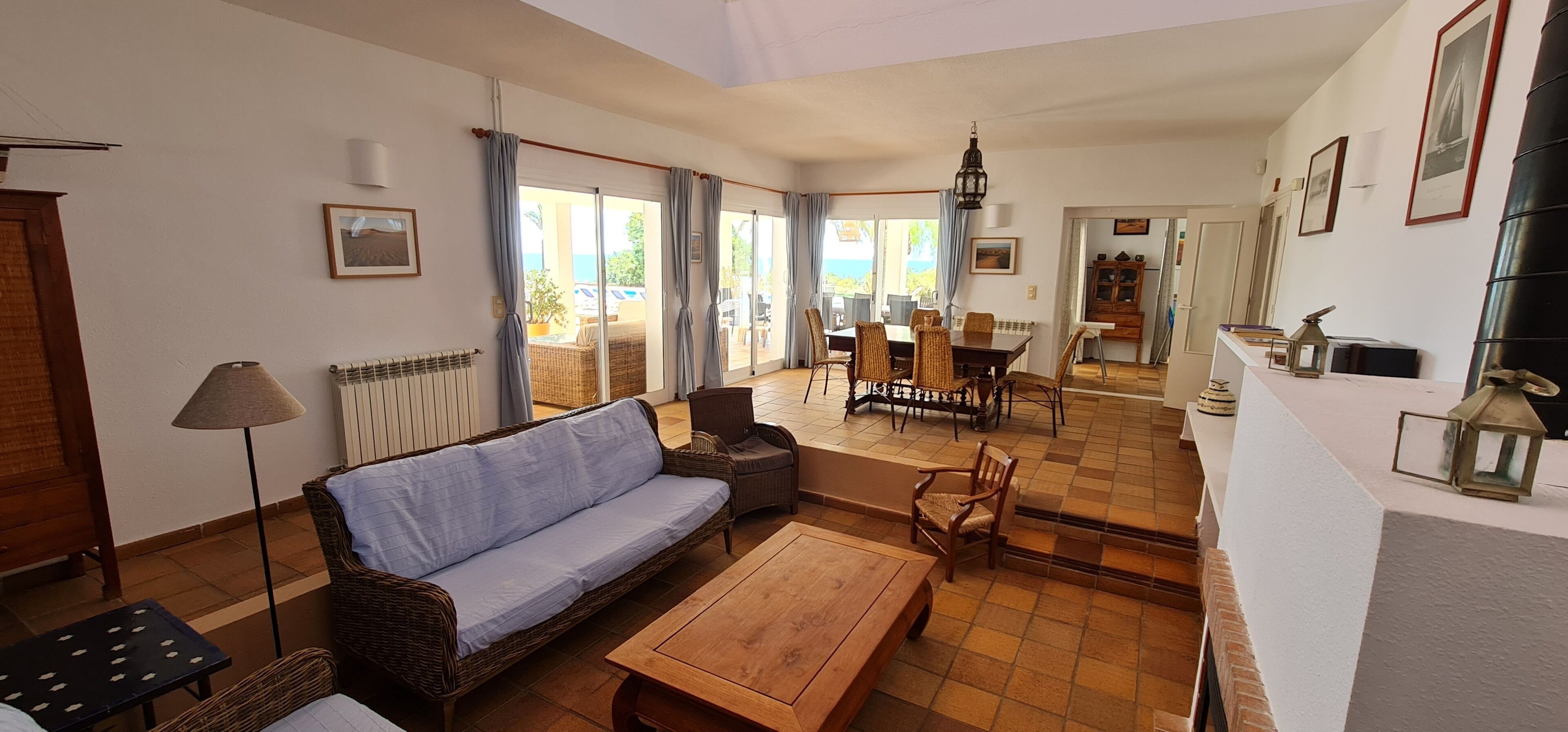 Smart-TV, Kamin, DVD-Player, Bücher