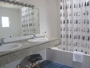 Ensemble douche/baignoire, sèche-cheveux, bidet, serviettes fournies