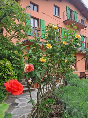 Exterior detail - TOTAL RELAX or STARTING POINT FOR A DYNAMIC HOLIDAY (Lierna)