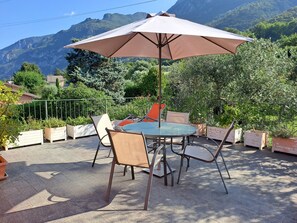 Outdoor dining - TOTAL RELAX or STARTING POINT FOR A DYNAMIC HOLIDAY (Lierna)
