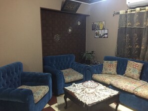 Family Διαμέρισμα, 3 Υπνοδωμάτια | Καθιστικό | Τηλεόραση με επίπεδη οθόνη 30 ιντσών με δορυφορικά κανάλια, τηλεοράσεις