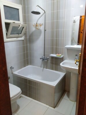 Appartamento familiare, 3 camere da letto | Vasca da bagno a immersione totale