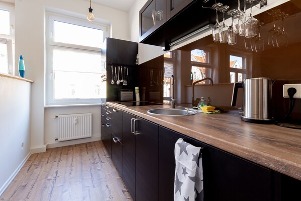 Kühlschrank, Mikrowelle, Ofen, Herdplatte