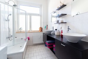 Kombination af bruser/badekar, hårtørrer, håndklæder, Sæbe