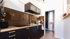 Kaffetrakter/tekoker, kjøleskap, mikrobølgeovn og ovn