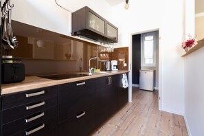 Kühlschrank, Mikrowelle, Ofen, Herdplatte