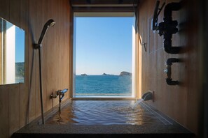 普通套房, 海景 (Open air-Bath) | 浴室 | 淋浴/浴缸二合一、溫泉浴缸、名牌盥洗用品、吹風機