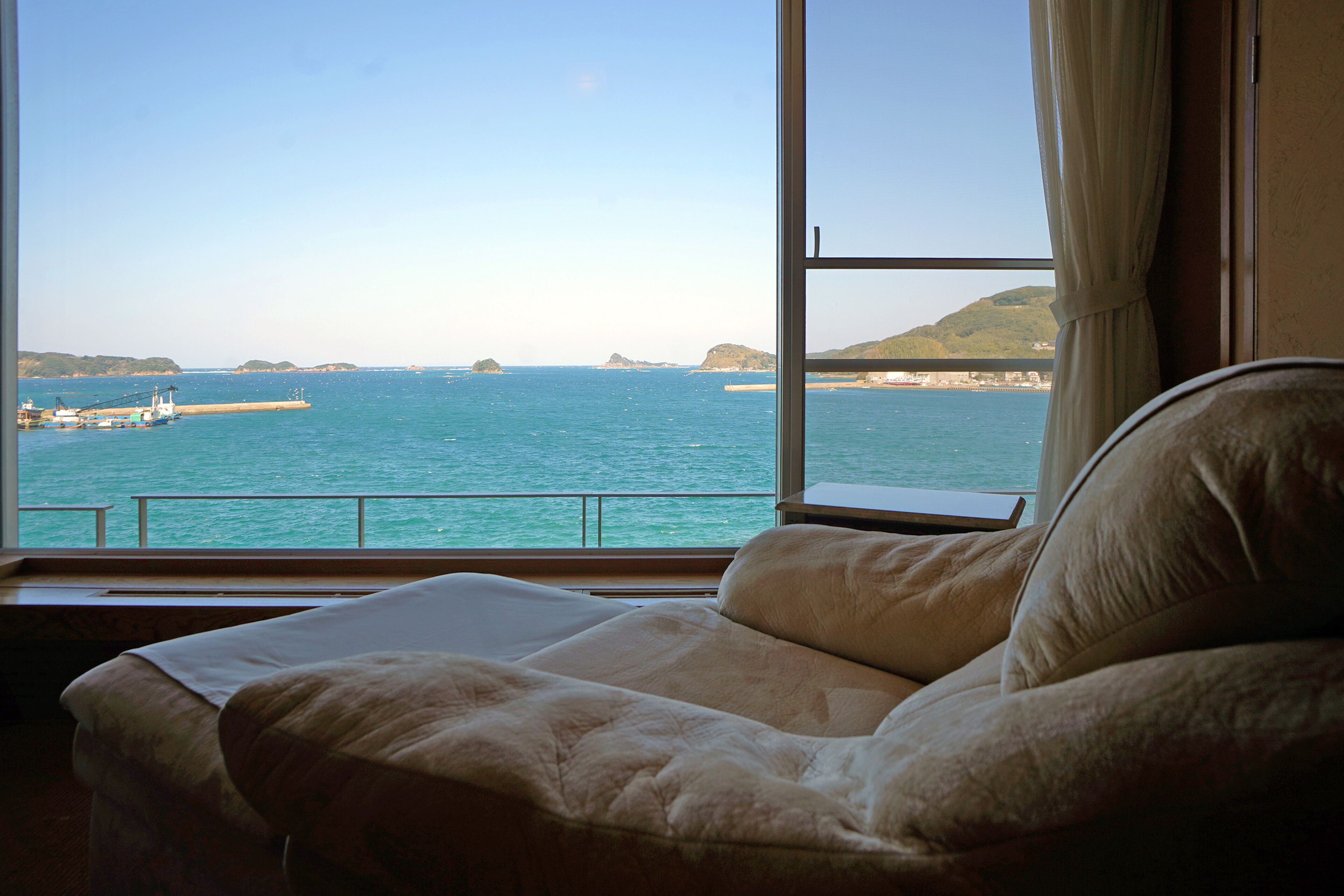 プレミアム和洋室　源泉オーシャン露天【禁煙】 | 羽毛の掛け布団、ミニバー (無料)、セーフティボックス (室内)、客室ごとに異なる装飾