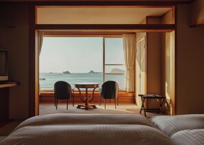 Daunenbettdecken, kostenlose Minibar, Zimmersafe, individuell dekoriert