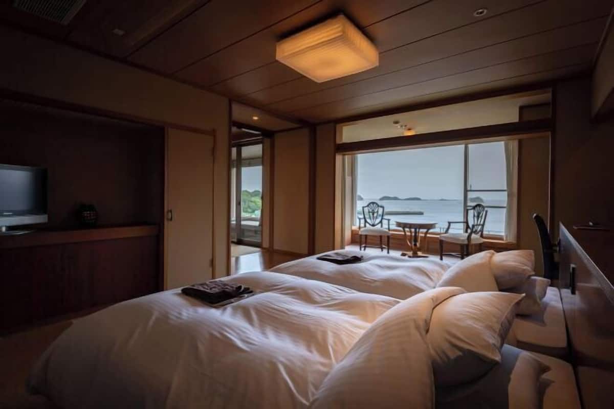 1 bedroom, down duvets, free minibar, in-room safe