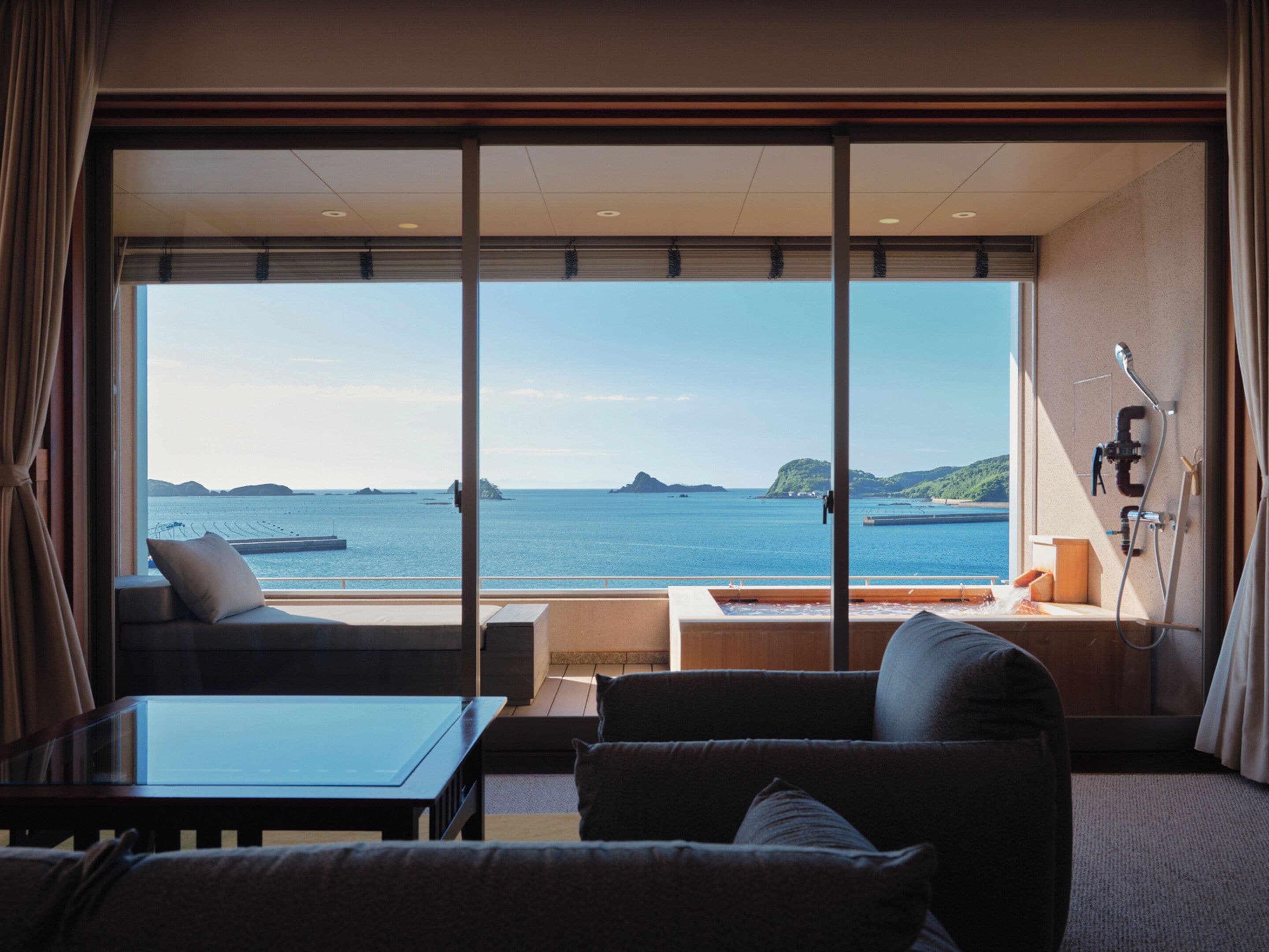 海里スイート　源泉オーシャン露天【禁煙】 | 羽毛の掛け布団、ミニバー (無料)、セーフティボックス (室内)、客室ごとに異なる装飾