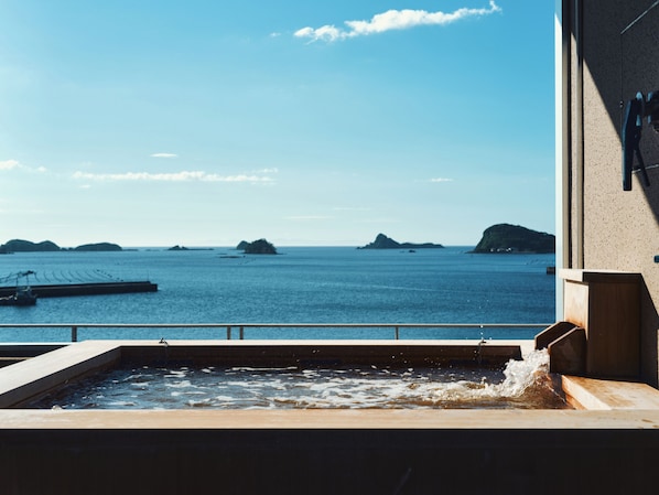 A hot tub with a view of the sea and islands. - IKI RETREAT by Onko Chishin (Iki)