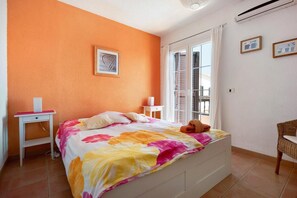 2 chambres, bureau, fer et planche à repasser, lit de bébé portatif
