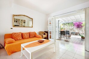 Télévision, livres, médiathèque, chaîne hi-fi