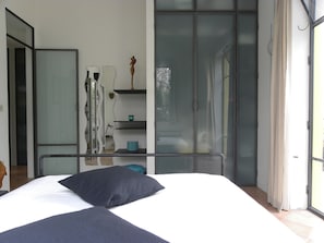 2 chambres, coffre-fort, fer et planche à repasser, lit de bébé portatif