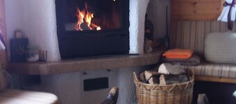 Sunny idyll at 1,300 m with a huge terrace opposite the mountains