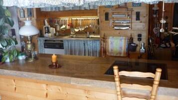 Een koelkast, een oven, een kookplaat, een vaatwasser