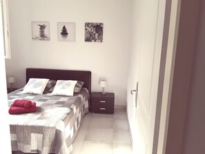 1 chambre, coffres-forts dans les chambres, fer et planche à repasser