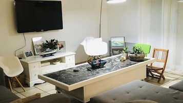 Televisio, videopelejä, pöytätennispöytä, kirjoja