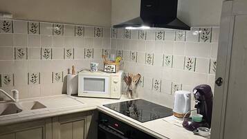 Een koelkast, een magnetron, een oven, een kookplaat