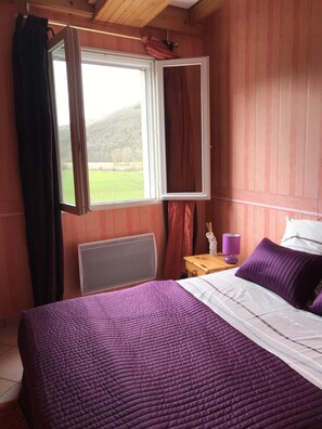 2 bedrooms, iron/ironing board, WiFi