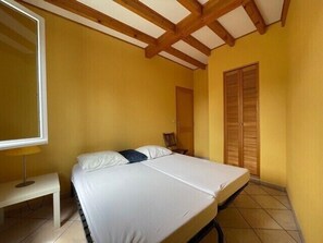 2 bedrooms, iron/ironing board, free WiFi, bed sheets