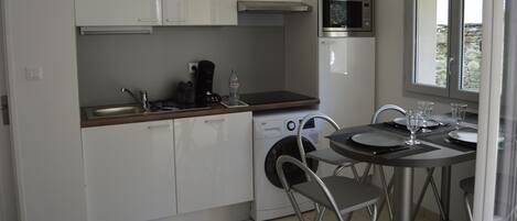 Kühlschrank, Mikrowelle, Herdplatte, Geschirrspüler