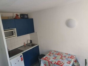 Fridge, microwave, stovetop, coffee/tea maker