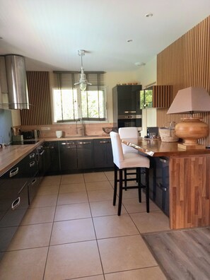 Fridge, microwave, oven, stovetop - EXCEPTIONAL, PEACEFUL VILLA WITH HEATED POOL IN LÈGE CAP-FERRET (Lège-Cap-Ferret)