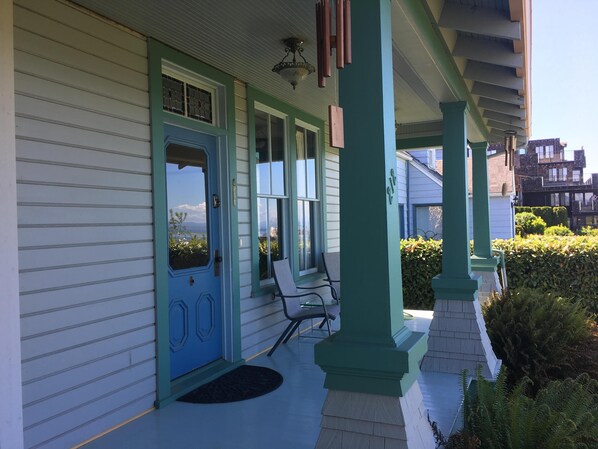 Property grounds - Great Harbor Views, Walk to Victoria Ferry and downtown, Roomy Apartment! (Port Angeles)