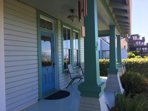 Great Harbor Views, Walk to Victoria Ferry and downtown, Roomy Apartment!