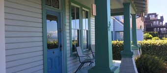 Great Harbor Views, Walk to Victoria Ferry and downtown, Roomy Apartment!