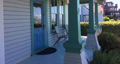 Great Harbor Views, Walk to Victoria Ferry and downtown, Roomy Apartment!