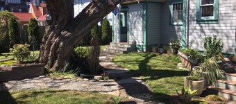 Great Harbor Views, Walk to Victoria Ferry and downtown, Roomy Apartment!
