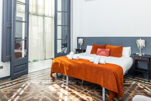 4 bedrooms, iron/ironing board, WiFi, bed sheets - Split Level 4 Bedroom/3 Bath/8 sleeps (Barcelona)