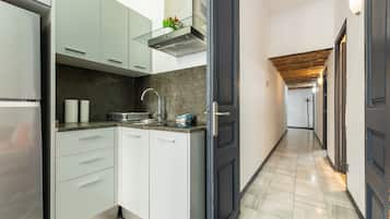 Full-size fridge, microwave, stovetop, coffee/tea maker