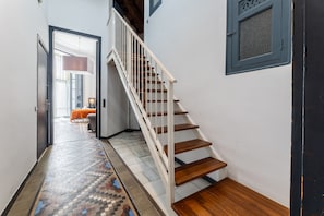 Interior - Split Level 4 Bedroom/3 Bath/8 sleeps (Barcelona)