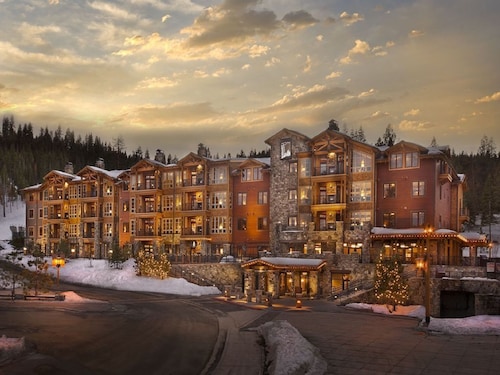Luxury Two-Bedroom Condo in Northstar Village! Ski-in/Ski-out!