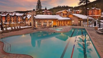 Een buitenzwembad, een verwarmd zwembad