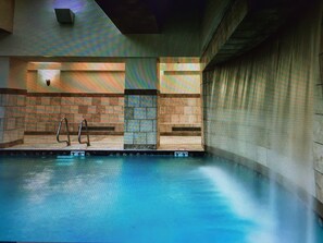 Piscine intérieure, piscine extérieure