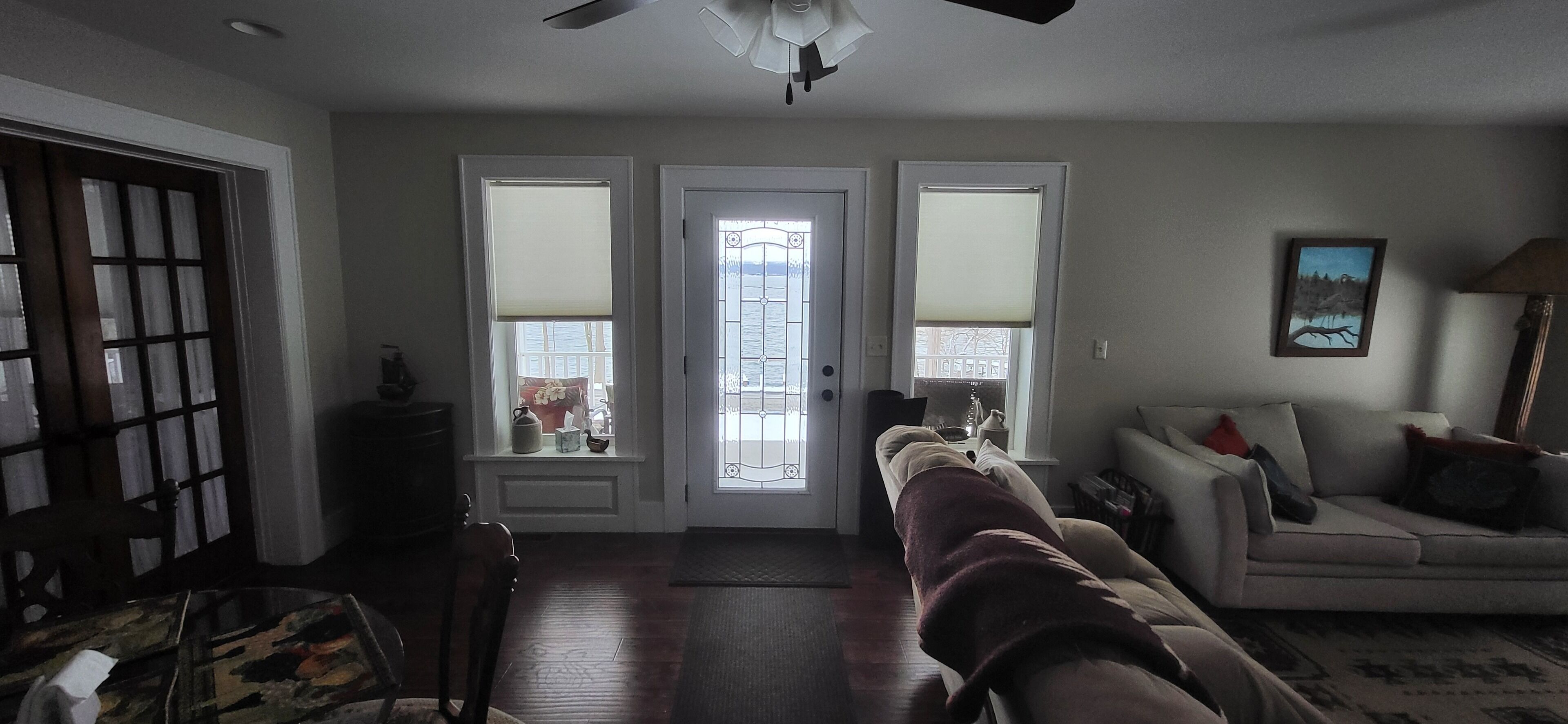 Smart-TV, peis, DVD-spiller og bøker