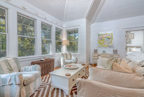 Cozy cottage in keepers landing; close to shoals and east beach. Access to both clubs!