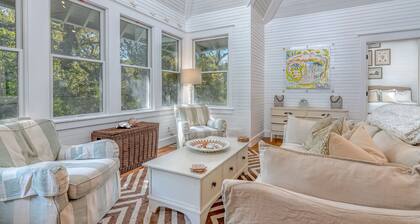Cozy cottage in keepers landing; close to shoals and east beach. Access to both clubs!